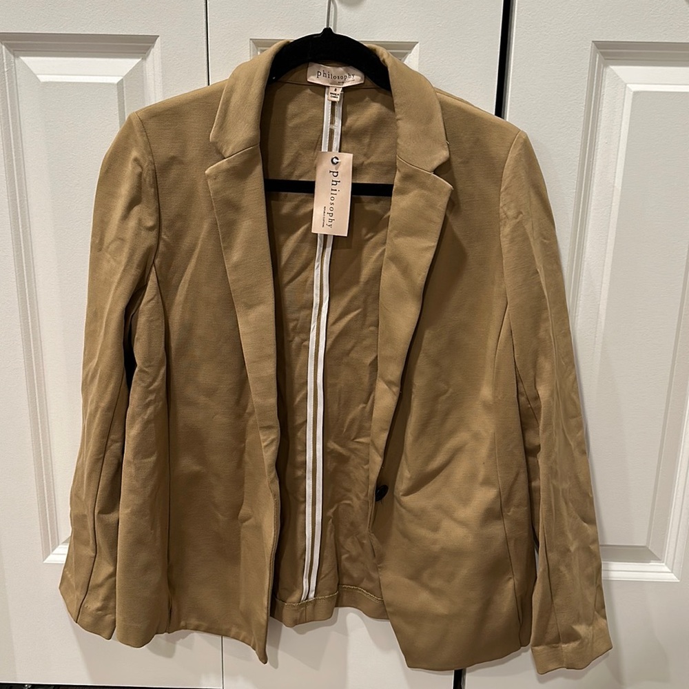Super cute tan blazer perfect for business casual/professional wear! NEW size 8
